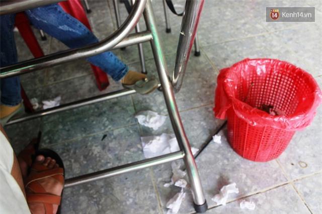 Sọt rác ở ngay dưới chân nhưng nhiều người vẫn vô tư ném rác ra ngoài - 2 Sọt rác ở ngay dưới chân nhưng nhiều người vẫn vô tư ném rác ra ngoài - 2