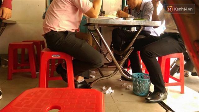 Sọt rác ở ngay dưới chân nhưng nhiều người vẫn vô tư ném rác ra ngoài - 6 Sọt rác ở ngay dưới chân nhưng nhiều người vẫn vô tư ném rác ra ngoài - 6