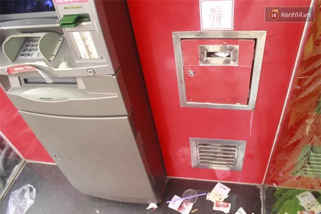 Sọt rác ở ngay dưới chân nhưng nhiều người vẫn vô tư ném rác ra ngoài - 7 Sọt rác ở ngay dưới chân nhưng nhiều người vẫn vô tư ném rác ra ngoài - 7