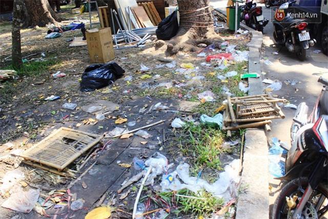 Sọt rác ở ngay dưới chân nhưng nhiều người vẫn vô tư ném rác ra ngoài - 8 Sọt rác ở ngay dưới chân nhưng nhiều người vẫn vô tư ném rác ra ngoài - 8
