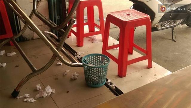 Sọt rác ở ngay dưới chân nhưng nhiều người vẫn vô tư ném rác ra ngoài - 9 Sọt rác ở ngay dưới chân nhưng nhiều người vẫn vô tư ném rác ra ngoài - 9
