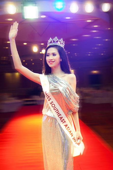 Báo nước ngoài viết gì về khả năng nói tiếng Anh của Hoa hậu Triều Thu? - 0 Báo nước ngoài viết gì về khả năng nói tiếng Anh của Hoa hậu Triều Thu? - 0