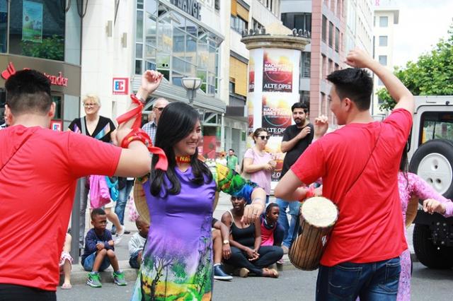 Người Việt nổi bật trong lễ hội văn hóa đường phố ở Đức - 4 Người Việt nổi bật trong lễ hội văn hóa đường phố ở Đức - 4