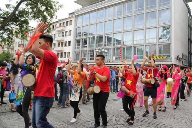 Người Việt nổi bật trong lễ hội văn hóa đường phố ở Đức - 5 Người Việt nổi bật trong lễ hội văn hóa đường phố ở Đức - 5