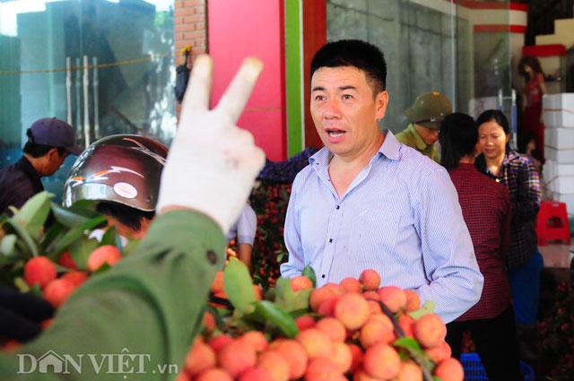 Thương lái Trung Quốc tràn ngập chợ vải thiều, ép giá nông dân - 2 Thương lái Trung Quốc tràn ngập chợ vải thiều, ép giá nông dân - 2