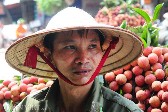 Thương lái Trung Quốc tràn ngập chợ vải thiều, ép giá nông dân - 4 Thương lái Trung Quốc tràn ngập chợ vải thiều, ép giá nông dân - 4