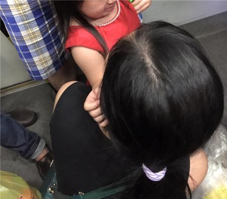 Bà mẹ trẻ cởi quần, cho con đi vệ sinh vào thùng rác siêu thị gây bão mạng - 1 Bà mẹ trẻ cởi quần, cho con đi vệ sinh vào thùng rác siêu thị gây bão mạng - 1