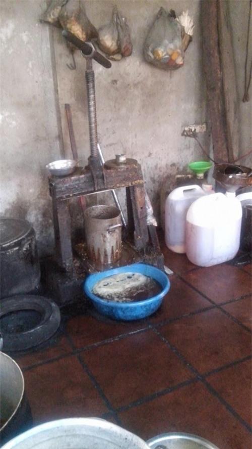 Hà Nội: Ghê người công xưởng nhớp nhúa cung cấp mỡ cho nhà hàng lớn - 0