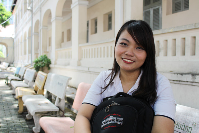 Những ông bố bà mẹ làm lao công, ở ống cống nuôi con thành tài khiến ta rơi lệ - 0