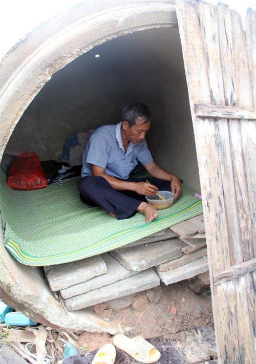 Những ông bố bà mẹ làm lao công, ở ống cống nuôi con thành tài khiến ta rơi lệ - 3