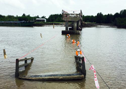 Cầu hơn 4 tỷ đồng ở Cà Mau chưa nghiệm thu đã sập - 1 Cầu hơn 4 tỷ đồng ở Cà Mau chưa nghiệm thu đã sập - 1