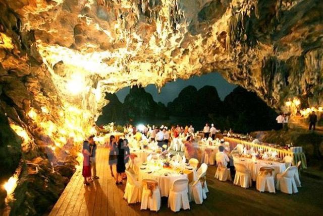 Hang động của di sản Vịnh Hạ Long bị biến thành... nhà hàng - 0 Hang động của di sản Vịnh Hạ Long bị biến thành... nhà hàng - 0