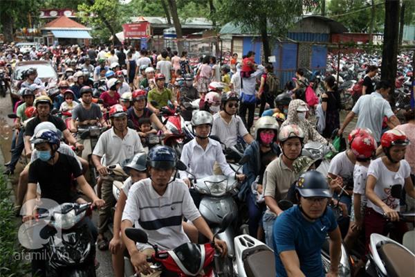 Công viên Thủ Lệ đông như kiến, trẻ nhỏ mệt nhoài vì chen chúc đi chơi dịp lễ 2/9 - 1