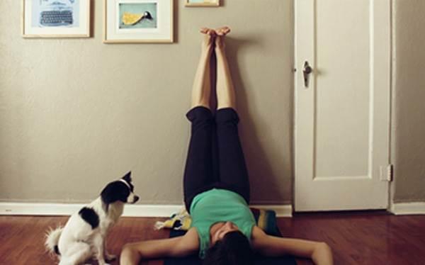 Rất nhiều lợi ích cho sức khỏe và vóc dáng chỉ với tư thế "gác chân lên tường" mỗi tối