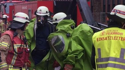 Trụ sở tình báo Đức ở thủ đô Berlin náo loạn vì khói axit - 0 Trụ sở tình báo Đức ở thủ đô Berlin náo loạn vì khói axit - 0