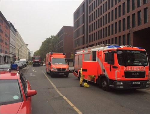 Trụ sở tình báo Đức ở thủ đô Berlin náo loạn vì khói axit - 1 Trụ sở tình báo Đức ở thủ đô Berlin náo loạn vì khói axit - 1