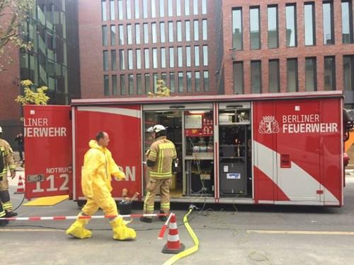 Trụ sở tình báo Đức ở thủ đô Berlin náo loạn vì khói axit - 2 Trụ sở tình báo Đức ở thủ đô Berlin náo loạn vì khói axit - 2