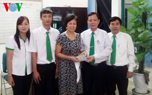 Tài xế taxi trả lại 100 triệu đồng cho Việt kiều Đức - 0 Tài xế taxi trả lại 100 triệu đồng cho Việt kiều Đức - 0