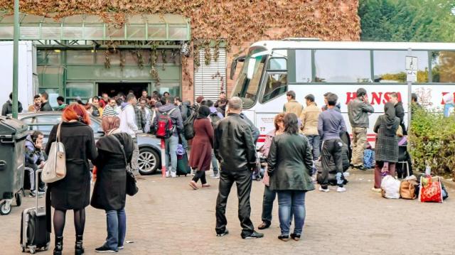 Đức đang ngh&egrave;o đi v&igrave; Tị nạn? - 0