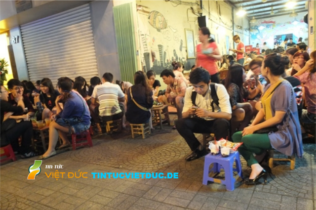 Ký sự Cuộc sống của Người Việt ở nước Đức - 0 thanh nien uong ca phe 1