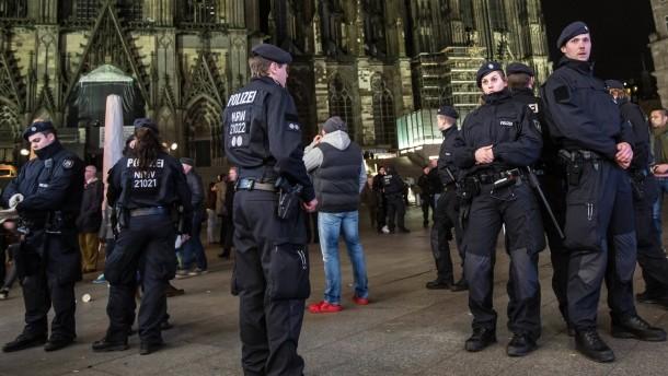 Köln: Đề phòng khủng bố Cảnh sát tăng cường an ninh khắp nơi - 0 Köln: Đề phòng khủng bố Cảnh sát tăng cường an ninh khắp nơi - 0