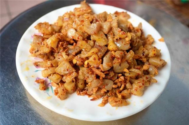 Nhà giàu ăn dị: Tóp mỡ xào bèo tây, sâu tre rang cháy cạnh - 0 Nhà giàu ăn dị: Tóp mỡ xào bèo tây, sâu tre rang cháy cạnh - 0