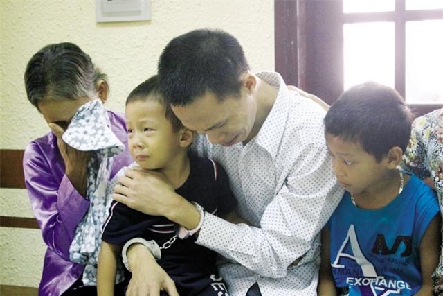 Đau lòng nước mắt trẻ thơ trong phiên tòa xử cha giết mẹ - 0 Đau lòng nước mắt trẻ thơ trong phiên tòa xử cha giết mẹ - 0