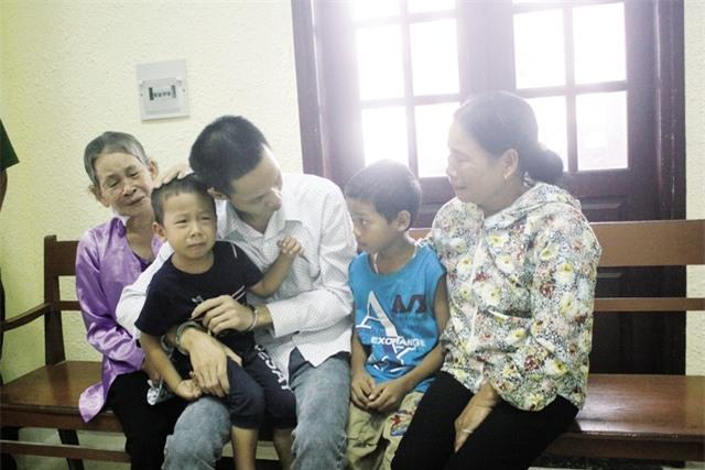 Đau lòng nước mắt trẻ thơ trong phiên tòa xử cha giết mẹ - 2 Đau lòng nước mắt trẻ thơ trong phiên tòa xử cha giết mẹ - 2
