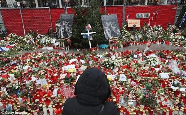 NÓNG: Những chi tiết bất ngờ về đồng phạm của kẻ tấn công chợ Berlin - 0