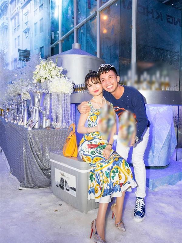 Thiếu gia Minh Nhựa không tiếc tiền mang tuyết Bắc Cực về tổ chức sinh nhật cho vợ - 1 Thiếu gia Minh Nhựa không tiếc tiền mang tuyết Bắc Cực về tổ chức sinh nhật cho vợ - 1