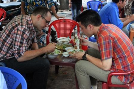 Chiều khách Tây hơn dân ta: Thượng đế Việt tự xấu hổ về mình - 1 Chiều khách Tây hơn dân ta: Thượng đế Việt tự xấu hổ về mình - 1