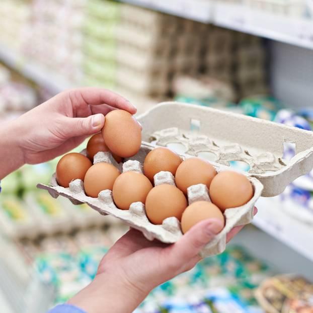 Đi chợ ở Đức: Tại sao thu ng&acirc;n thường mở hộp trứng khi t&iacute;nh tiền? - 0