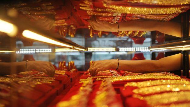 Mang ngoại tệ trên đường có thể bị tạm thu? - 0