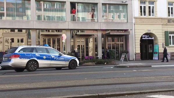 NÓNG: Video Cảnh sát đấu súng, khống chế kẻ đâm xe lao vào đám đông ở Heidelberg - 0