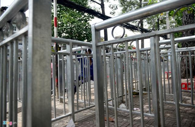Rào chắn vỉa hè như chuồng thú ở Sài Gòn - 5