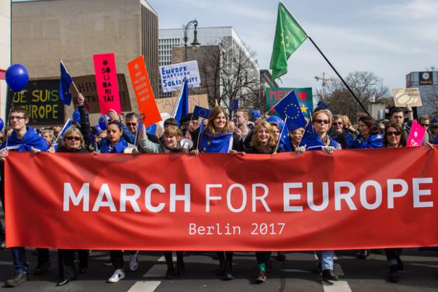 Đức: Hàng nghìn người biểu tình bảo vệ EU ở Thủ đô Berlin - 0 Đức: Hàng nghìn người biểu tình bảo vệ EU ở Thủ đô Berlin - 0
