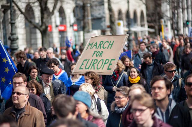 Đức: Hàng nghìn người biểu tình bảo vệ EU ở Thủ đô Berlin - 2 Đức: Hàng nghìn người biểu tình bảo vệ EU ở Thủ đô Berlin - 2