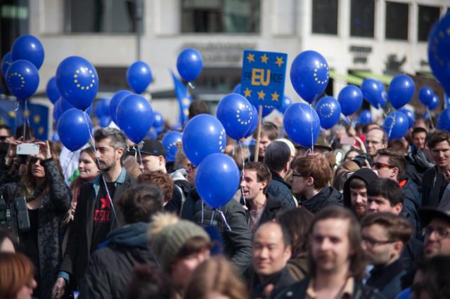 Đức: Hàng nghìn người biểu tình bảo vệ EU ở Thủ đô Berlin - 11 Đức: Hàng nghìn người biểu tình bảo vệ EU ở Thủ đô Berlin - 11
