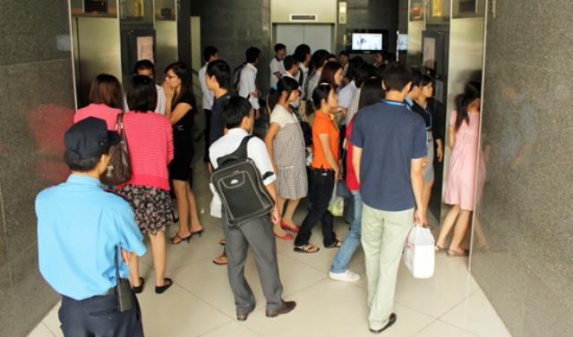 Tây trố mắt vì người Việt đi 1 tầng cũng đợi thang máy - 0