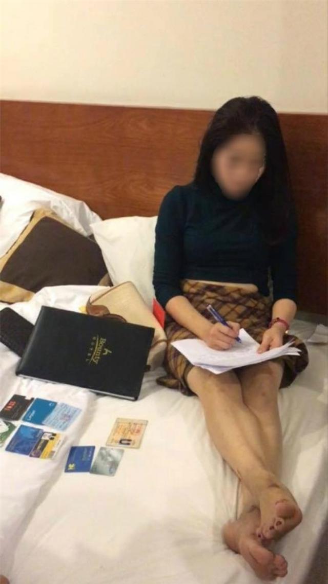 Vợ bắt quả tang chồng không có tiền nuôi con nhưng vẫn dẫn bồ đi ăn hàng, ngủ khách sạn sang - 1 Vợ bắt quả tang chồng không có tiền nuôi con nhưng vẫn dẫn bồ đi ăn hàng, ngủ khách sạn sang - 1