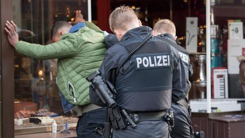 Frankfurt: Bắt giữ Sĩ quan Đức vì giả làm người Tị nạn và tình nghi lên kế hoạch khủng bố - 0 Frankfurt: Bắt giữ Sĩ quan Đức vì giả làm người Tị nạn và tình nghi lên kế hoạch khủng bố - 0