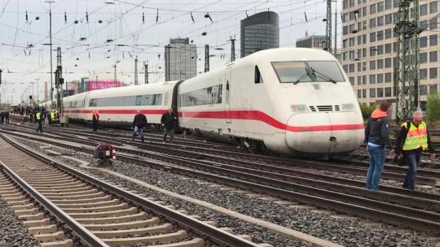 T&agrave;u Si&ecirc;u tốc ICE của Đức trật b&aacute;nh ở Dortmund, nh&agrave; ga phong tỏa - 0