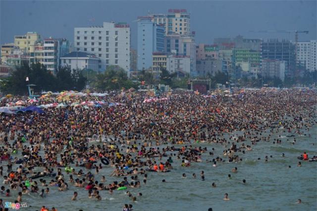 10 h&igrave;nh ảnh g&acirc;y sửng sốt dịp nghỉ lễ vừa qua ở Việt Nam - 0