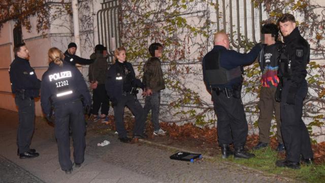 Berlin: 5 thanh ni&ecirc;n tấn c&ocirc;ng phụ nữ ở bến t&agrave;u điện ngầm - 0