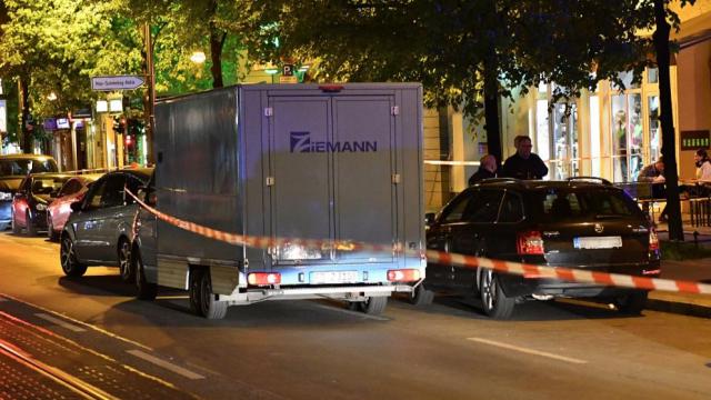 Berlin: Cướp xe chở tiền của Ng&acirc;n h&agrave;ng, một bảo vệ bị bắn trọng thương - 1