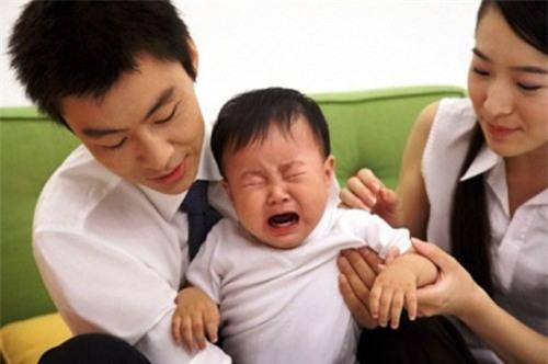 L&agrave;m g&igrave; khi con hay kh&oacute;c v&agrave; ăn vạ? - 0