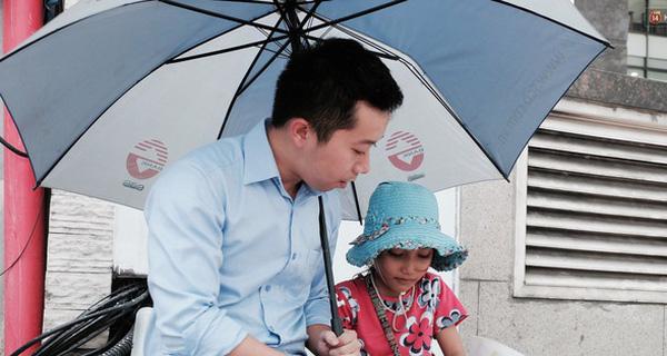Anh nh&acirc;n vi&ecirc;n ng&acirc;n h&agrave;ng d&agrave;nh giờ nghỉ trưa mỗi ng&agrave;y để dạy chữ cho c&ocirc; b&eacute; v&eacute; số ngay tr&ecirc;n vỉa h&egrave; S&agrave;i G&ograve;n - 0