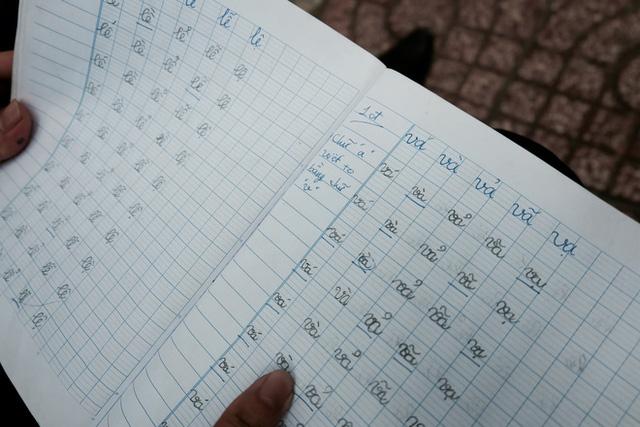Anh nhân viên ngân hàng dành giờ nghỉ trưa mỗi ngày để dạy chữ cho cô bé vé số ngay trên vỉa hè Sài Gòn - 1 Anh nhân viên ngân hàng dành giờ nghỉ trưa mỗi ngày để dạy chữ cho cô bé vé số ngay trên vỉa hè Sài Gòn - 1
