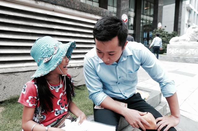 Anh nhân viên ngân hàng dành giờ nghỉ trưa mỗi ngày để dạy chữ cho cô bé vé số ngay trên vỉa hè Sài Gòn - 2 Anh nhân viên ngân hàng dành giờ nghỉ trưa mỗi ngày để dạy chữ cho cô bé vé số ngay trên vỉa hè Sài Gòn - 2