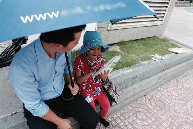 Anh nhân viên ngân hàng dành giờ nghỉ trưa mỗi ngày để dạy chữ cho cô bé vé số ngay trên vỉa hè Sài Gòn - 5 Anh nhân viên ngân hàng dành giờ nghỉ trưa mỗi ngày để dạy chữ cho cô bé vé số ngay trên vỉa hè Sài Gòn - 5